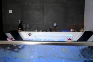 Relax Jacuzzi Apartment