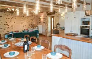 Maisons de vacances Beautiful home in Montferrand-du-Perigor with Outdoor swimming pool, WiFi and 6 Bedrooms : photos des chambres