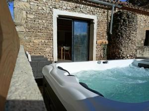 Appartements Gite de charme avec jacuzzi face au Mont Ventoux : photos des chambres