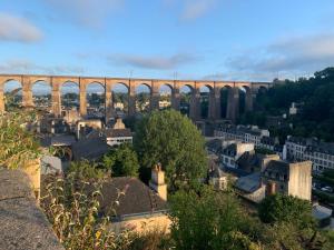 Maisons de vacances Aux Vieilles Murailles • Charmante maison & cour : photos des chambres