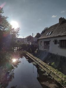 Maisons de vacances Aux Vieilles Murailles • Charmante maison & cour : photos des chambres