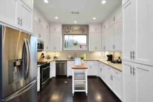 Rooftop Terrace Home with Garage Parking 10 minutes from NRG Stadium and Medical CTR