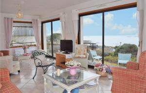 Maisons de vacances Beautiful Home In Trelevern With Wifi : photos des chambres