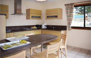 Maisons de vacances Beautiful Home In Trelevern With Wifi : photos des chambres