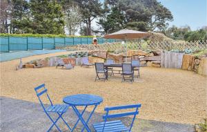 Maisons de vacances Beautiful Home In Trelevern With Wifi : photos des chambres