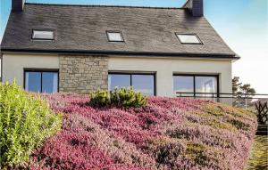Maisons de vacances Beautiful Home In Trelevern With Wifi : photos des chambres