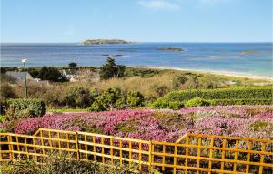 Maisons de vacances Beautiful Home In Trelevern With Wifi : photos des chambres