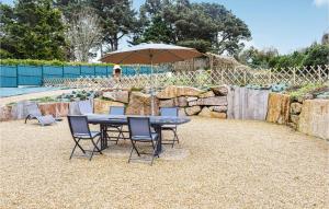 Maisons de vacances Beautiful Home In Trelevern With Wifi : photos des chambres