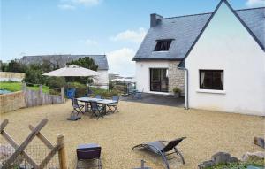 Maisons de vacances Beautiful Home In Trelevern With Wifi : photos des chambres