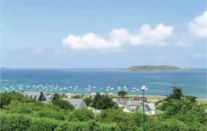 Maisons de vacances Beautiful Home In Trelevern With Wifi : photos des chambres