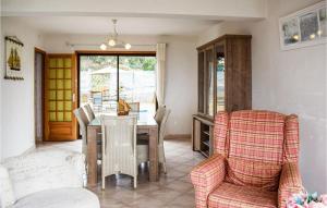Maisons de vacances Beautiful Home In Trelevern With Wifi : photos des chambres