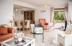 Maisons de vacances Beautiful Home In Trelevern With Wifi : photos des chambres