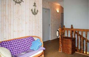 Maisons de vacances Beautiful Home In Trelevern With Wifi : photos des chambres