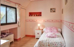 Maisons de vacances Beautiful Home In Trelevern With Wifi : photos des chambres