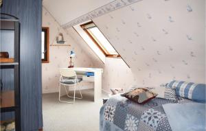Maisons de vacances Beautiful Home In Trelevern With Wifi : photos des chambres
