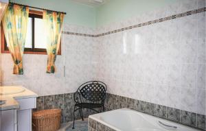 Maisons de vacances Beautiful Home In Trelevern With Wifi : photos des chambres