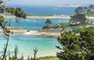 Maisons de vacances Beautiful Home In Trelevern With Wifi : photos des chambres