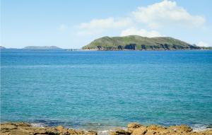 Maisons de vacances Beautiful Home In Trelevern With Wifi : photos des chambres