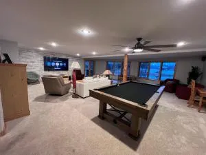 Large Log Home on Lake with Hot Tub - Cross Lake