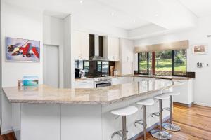 Redgum Treehouse - Outstanding luxury in the heart of wine country and minutes from the beaches