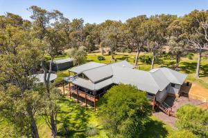 Redgum Treehouse - Outstanding luxury in the heart of wine country and minutes from the beaches
