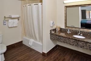 Queen Room with Two Queen Beds - Non-Smoking room in Rodeway Inn And Suites
