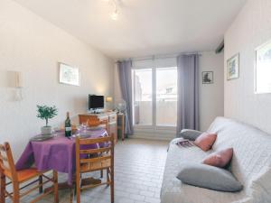 Apartment Régina-2 by Interhome