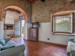 Apartment Le Poggiole-2 by Interhome