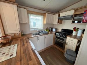 Bittern 8, Scratby - California Cliffs, Parkdean, sleeps 8, free Wi-Fi, bed linen and towels included, pet friendly - 2 minutes from the beach!
