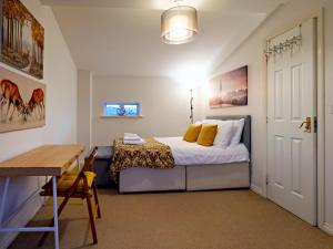 Pass the Keys Modern townhouse with secure parking and garden