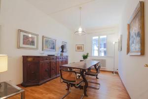 Apartments Florence- Biblioteca apartment with view