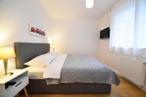 Ophelia - Spacious 2-Bedroom Apartment with Parking & Balcony