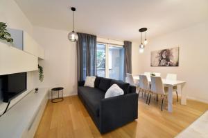 Ophelia - Spacious 2-Bedroom Apartment with Parking & Balcony