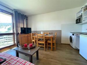 Charmant 2 pièces cabine, balcon, parking, navette, wifi gratuit, proche commerces et pistes, 4 pers - FR-1-525-242