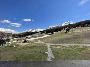 Charmant 2 pièces cabine, balcon, parking, navette, wifi gratuit, proche commerces et pistes, 4 pers - FR-1-525-242