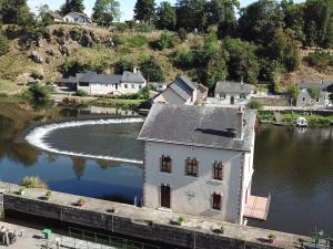 Maisons de vacances Gite La Roche-Neuville-Saint-Sulpice, 5 pieces, 10 personnes - FR-1-600-206 : photos des chambres