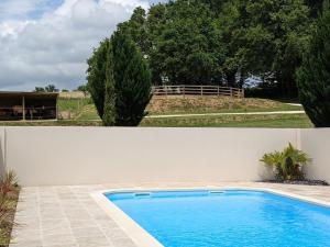 Maison spacieuse en pleine nature avec piscine, équipements de loisirs et randonnées à proximité - FR-1-653-105