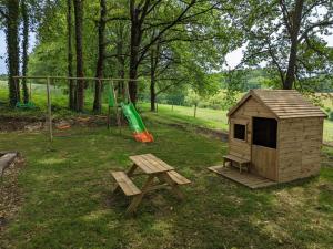 Maisons de vacances Maison spacieuse en pleine nature avec piscine, equipements de loisirs et randonnees a proximite - FR-1-653-105 : photos des chambres