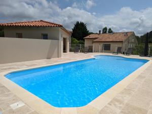 Maison spacieuse en pleine nature avec piscine, équipements de loisirs et randonnées à proximité - FR-1-653-105
