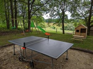 Maisons de vacances Maison spacieuse en pleine nature avec piscine, equipements de loisirs et randonnees a proximite - FR-1-653-105 : photos des chambres