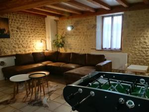 Maisons de vacances Maison spacieuse en pleine nature avec piscine, equipements de loisirs et randonnees a proximite - FR-1-653-105 : photos des chambres