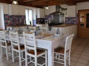 Maisons de vacances Maison spacieuse en pleine nature avec piscine, equipements de loisirs et randonnees a proximite - FR-1-653-105 : photos des chambres