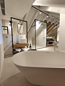 Suite with Balcony and Spa Bath room in Zuviteo Residence