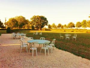 LA CHARMILLE Jolie maison de campagne 15 personnes piscine calme