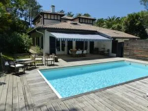 Villa des Acacias avec piscine chauffée pour 15 personnes entre lac et océan Wifi gratuit - Hossegor