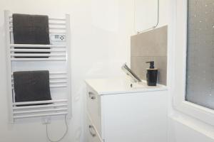 Appartements Coquet STUDIO TOUT EQUIPE CENTRE VILLE WIFI 2PERS : photos des chambres