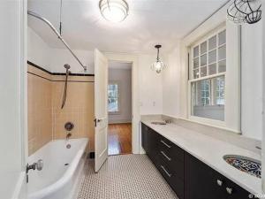 The Gator Manor – 6 Bedrooms Walk to UF Stadium