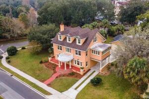 The Gator Manor – 6 Bedrooms Walk to UF Stadium