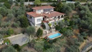 Villa Le Selvarelle by Nicola Real Estate - Mommio