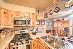 Rustic Condo with Patio Walk to Angel Fire Resort!